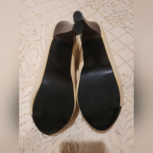 Cream and Black Bow Heels - Picture 7 of 8